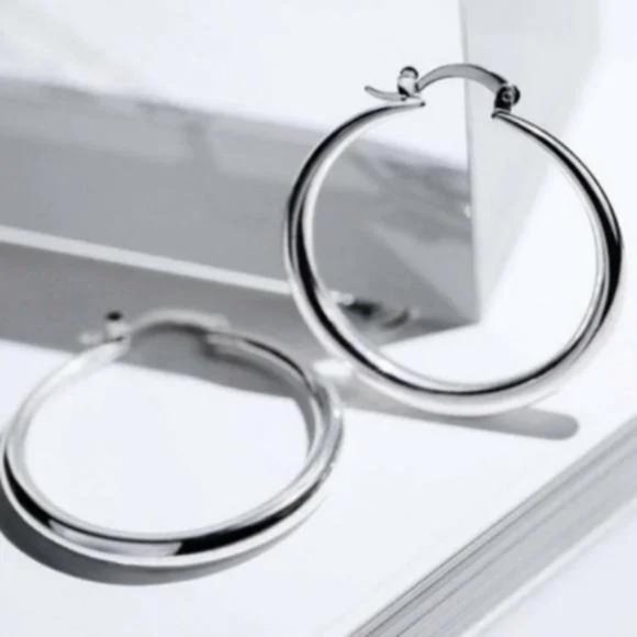 18K WHITE GOLD 1.5 ROUND HOOP EARRINGS, BEAUTIFUL EARRINGS, CUTE EARRINGS. - Picture 1 of 3